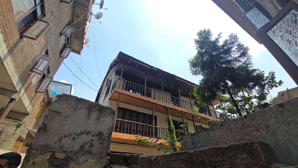 KashmirLife's tweet image. Night Inferno in Rajbagh: Homes Reduced to Ashes

In the heart of #Srinagar’s #Rajbagh, a midnight fire tore through two residential structures, leaving eight families homeless. Amid charred walls and smouldering debris, #KashmirLife’s #ShadabGillani and #UmarDar captured the