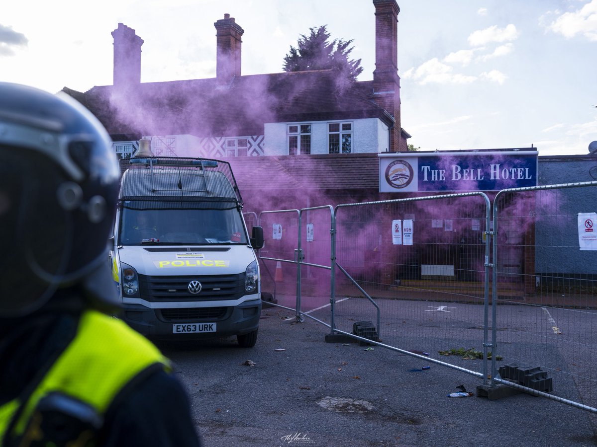 thenowherephoto's tweet image. Epping migrant hotel protest
20th July 2025
Smoke flares being set off, thrown from the crowd while police hold a perimeter
#eppingprotest #epping #migranthotel #protest