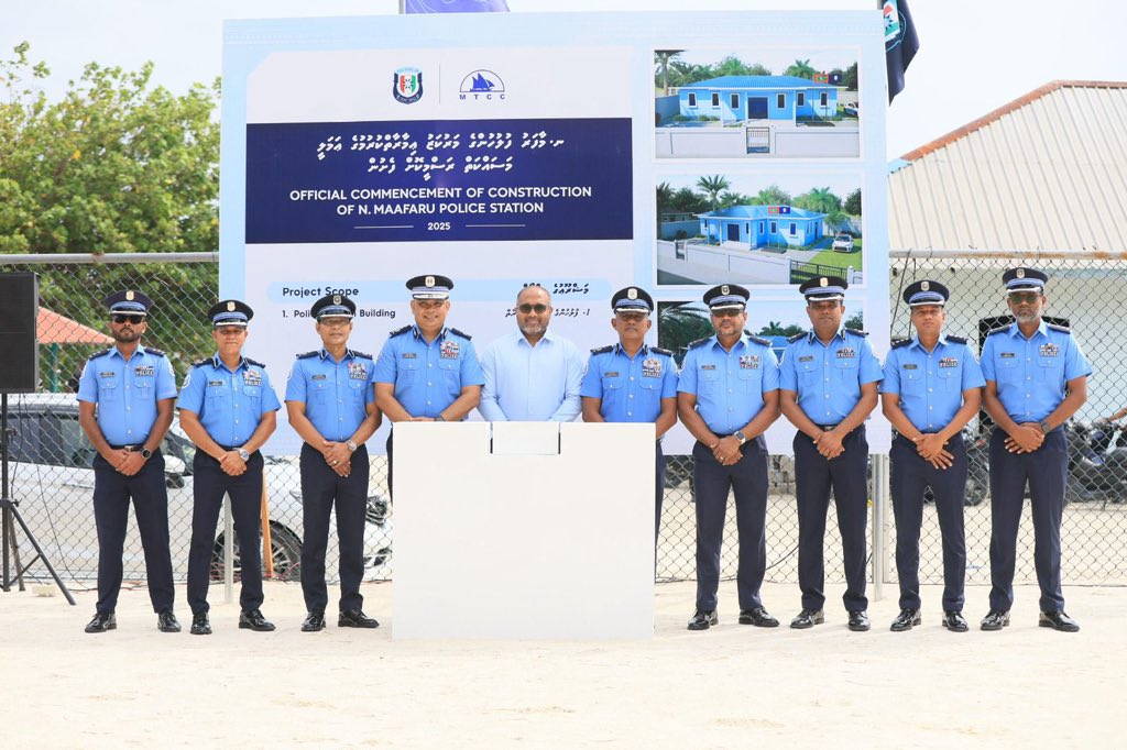 HomeMinistrymv's tweet image. ނ. މާފަރު ޕޮލިސް ސްޓޭޝަންގެ މަސައްކަތް ރަސްމީކޮށް ފެށުމުގެ ރަސްމިއްޔާތު ރައީސުލްޖުމްހޫރިއްޔާ ޑރ. މުޙައްމަދު މުޢިއްޒު ވަނީ ޝަރަފްވެރި ކޮށްދެއްވައިފަ.
މި ރަސްމިއްޔާތުގައި އިމާރާތުގެ ބިންގާ އަޅުއްވައިދެއްވީ ދާޚިލީ ވަޒީރު ޢަލީ އިޙްސާން، ކަމިޝަނަރ އޮފް ޕޮލިސް އިސްމާއީލް ނަވީން އަދި…