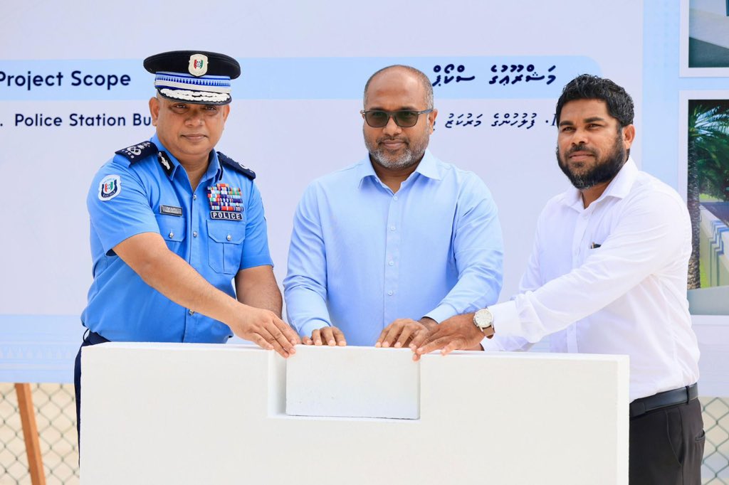 HomeMinistrymv's tweet image. ނ. މާފަރު ޕޮލިސް ސްޓޭޝަންގެ މަސައްކަތް ރަސްމީކޮށް ފެށުމުގެ ރަސްމިއްޔާތު ރައީސުލްޖުމްހޫރިއްޔާ ޑރ. މުޙައްމަދު މުޢިއްޒު ވަނީ ޝަރަފްވެރި ކޮށްދެއްވައިފަ.
މި ރަސްމިއްޔާތުގައި އިމާރާތުގެ ބިންގާ އަޅުއްވައިދެއްވީ ދާޚިލީ ވަޒީރު ޢަލީ އިޙްސާން، ކަމިޝަނަރ އޮފް ޕޮލިސް އިސްމާއީލް ނަވީން އަދި…