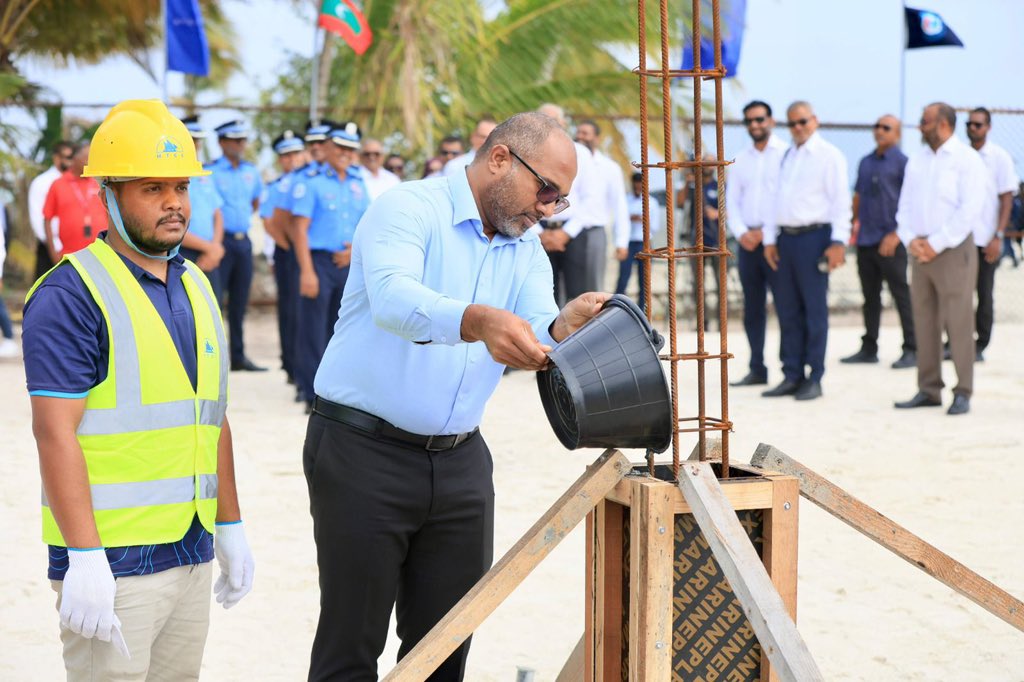HomeMinistrymv's tweet image. ނ. މާފަރު ޕޮލިސް ސްޓޭޝަންގެ މަސައްކަތް ރަސްމީކޮށް ފެށުމުގެ ރަސްމިއްޔާތު ރައީސުލްޖުމްހޫރިއްޔާ ޑރ. މުޙައްމަދު މުޢިއްޒު ވަނީ ޝަރަފްވެރި ކޮށްދެއްވައިފަ.
މި ރަސްމިއްޔާތުގައި އިމާރާތުގެ ބިންގާ އަޅުއްވައިދެއްވީ ދާޚިލީ ވަޒީރު ޢަލީ އިޙްސާން، ކަމިޝަނަރ އޮފް ޕޮލިސް އިސްމާއީލް ނަވީން އަދި…