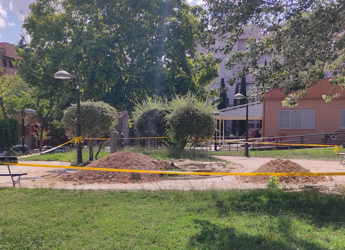 Hace unos días mostramos nuestro malestar ya que no había agua en la fuente pública del CC de Torrero. Nos congratula saber que ya se está trabajando en arreglar la tubería. 

El problema es que se está picando en la tierra, que hace 2 semanas se terminó de acondicionar...