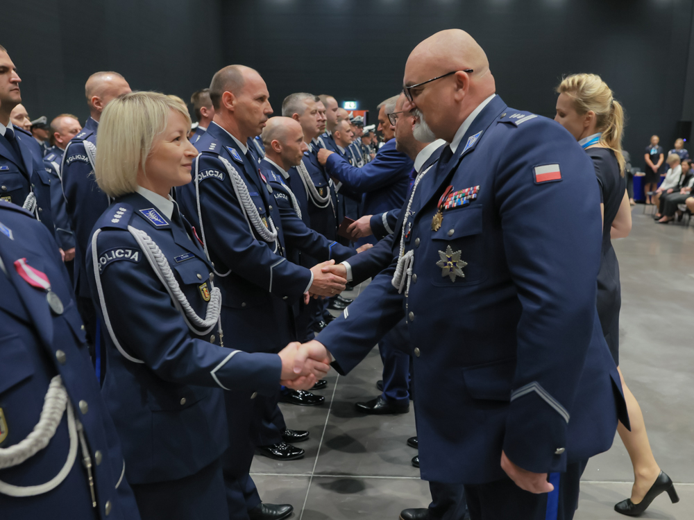 Policja_KSP's tweet image. Za nami obchody 106. rocznicy powstania Policji Państwowej. Główne uroczystości policyjnego święta odbyły się w Muzeum Wojska Polskiego na terenie Cytadeli Warszawskiej. Zapoczątkowała je uroczysta zbiórka, w którym udział wzięli: Sekretarz Stanu w Ministerstwie Spraw…