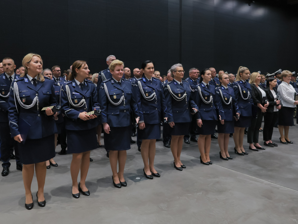 Policja_KSP's tweet image. Za nami obchody 106. rocznicy powstania Policji Państwowej. Główne uroczystości policyjnego święta odbyły się w Muzeum Wojska Polskiego na terenie Cytadeli Warszawskiej. Zapoczątkowała je uroczysta zbiórka, w którym udział wzięli: Sekretarz Stanu w Ministerstwie Spraw…