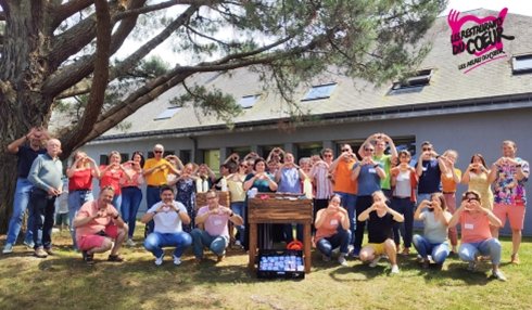 EDF Flamanville (@edfflamanville) on Twitter photo Cette année, le service formation d'EDF Flamanville a fait rimer #séminaire avec #solidaire ! 🤝 Vendredi 4 juillet, 40 collaborateurs accompagnés de <a href="/UCEntreprises/">UnisCité Entreprises</a> ont prêté main forte aux <a href="/restosducoeur/">Les Restos du Coeur</a>. ❤️
Une journée placée sous le signe de l'entraide et de l'engagement Cette année, le service formation d'EDF Flamanville a fait rimer #séminaire avec #solidaire ! 🤝 Vendredi 4 juillet, 40 collaborateurs accompagnés de <a href="/UCEntreprises/">UnisCité Entreprises</a> ont prêté main forte aux <a href="/restosducoeur/">Les Restos du Coeur</a>. ❤️
Une journée placée sous le signe de l'entraide et de l'engagement