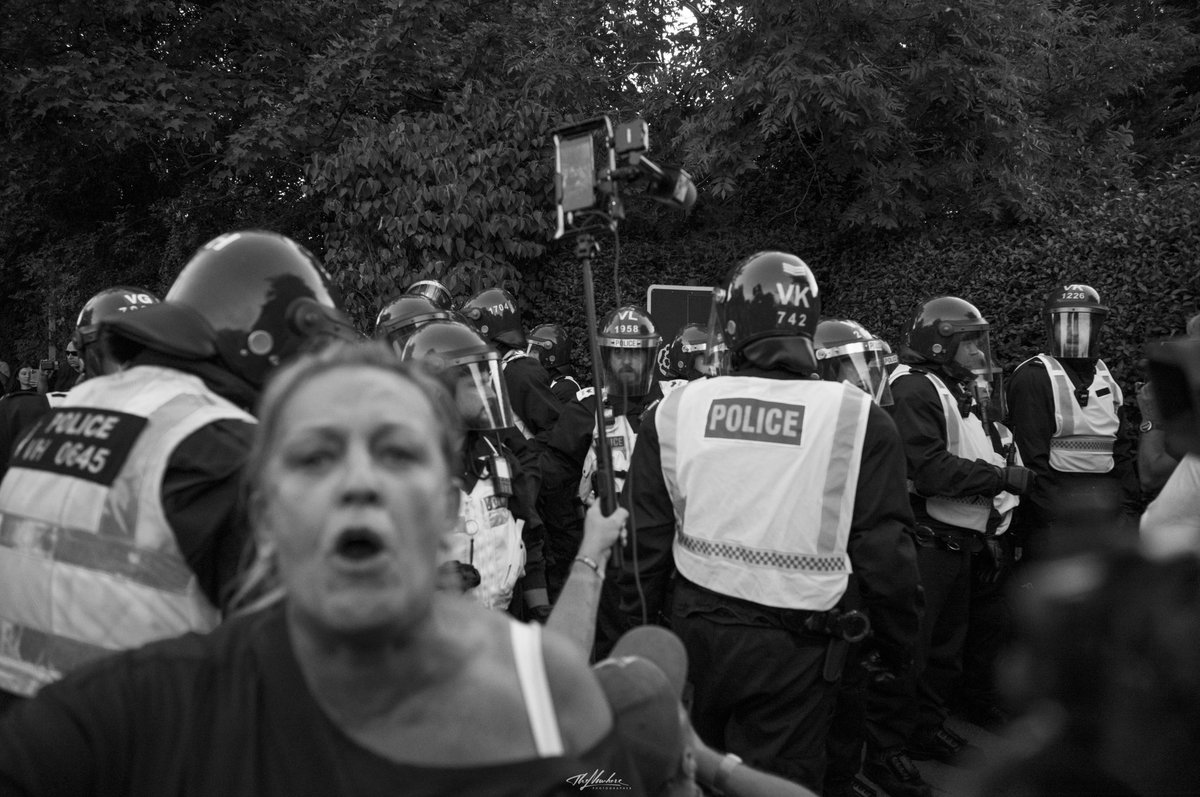 thenowherephoto's tweet image. Epping migrant hotel protest
20th July 2025
Tensions flare when a seeming counter protester infiltrated the peaceful demonstration and was walked away by 20-30 police for over a mile while people made their feelings heard
#eppingprotest #epping #migranthotel #protest