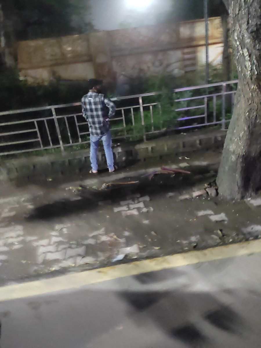 CivicSense143's tweet image. Seeing someone pee on a perfectly clean road is not just unhygienic, it's a huge lack of civic sense! 🤯 We all dream of a #CleanIndia, but that starts with individual responsibility and respect for public spaces. Let's practice better civic sense and use the facilities provided.