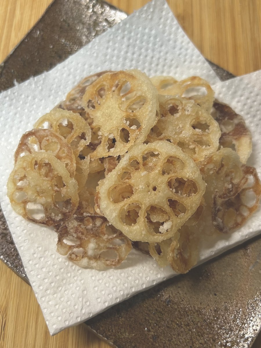 hiyokko_were's tweet image. 蓮根チップス/莲藕脆片
ーーーーーー
把莲藕切成薄片,泡水,擦干,裹淀粉去炸,撒点盐。脆脆的莲藕片就做好了。
ーーーーーー
蓮根薄切りして、水にさらして、水気切って、片栗粉振って、揚げて、お塩ふぁさーっと。カリカリ蓮根チップス完成!
一部焦げてるのはご愛嬌。