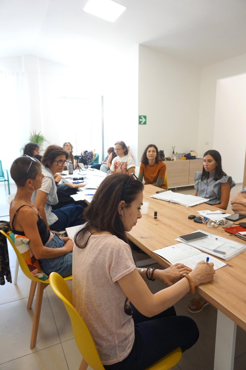GRASSCEILING_EU's tweet image. Memory met vision at Grass Ceiling's 8th Living Lab in Ruvo di Puglia! Rural innovators, guided by Ernesto Pagano, revisited past journeys and explored future tools like "Nidi" with Puglia Sviluppo. Empowering women in rural areas. #GrassCeiling #Innovation #WomenEmpowerment
