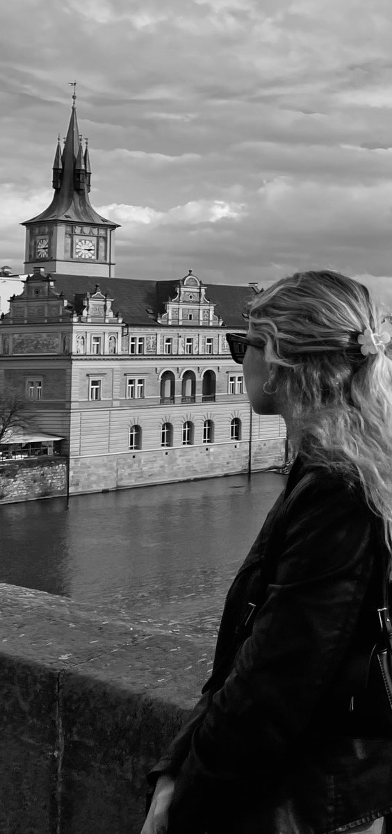 Add your favorite B&amp;W photo
and retweet