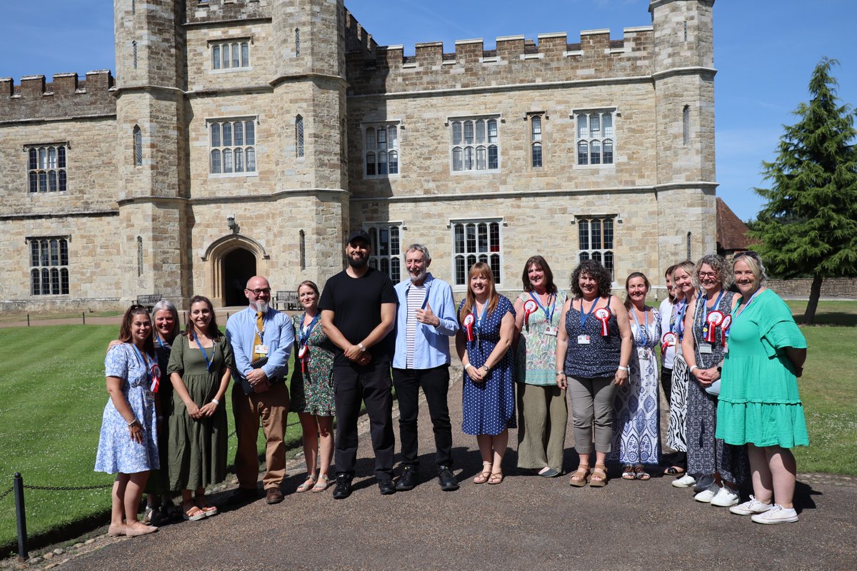 It was great to celebrate the talent of our young people who entered our first writing competition. We had a wonderful afternoon listening to <a href="/MichaelRosenYes/">Michael Rosen 💙💙🎓🎓 NICE 爷爷</a> and <a href="/ZohabZee/">Zohab Zee Khan</a>, enjoying the perfect weather at <a href="/leedscastleuk/">Leeds Castle, Kent</a> !
<a href="/SpeakingofBks/">Ellie at Speaking of Books</a> #WritingCompetition #VSK