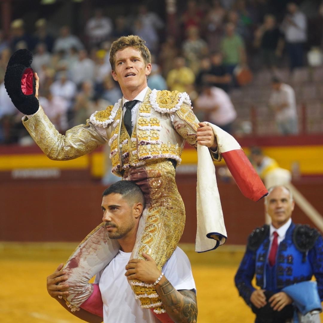 💯 Imparable BORJA JIMÉNEZ que cortó este domingo en Roquetas un botín de 4 orejas y un rabo. El 2 de agosto, en Azpeitia

👉🎟️ ¡𝗖𝗢𝗠𝗣𝗥𝗔 𝗧𝗨𝗦 𝗘𝗡𝗧𝗥𝗔𝗗𝗔𝗦! Desde mañana 21 de Julio en taquillas y a través de 📲 torosazpeitia.com 

#AzpeitiaZezenketaKulturaDa