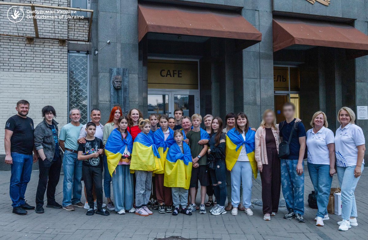 EuromaidanPress's tweet image. 11 Ukrainian children aged 10 to 17 returned from Russian-occupied territories and Russia.
One girl was reunited with her mother after years apart. 5 siblings taken to Russia during fighting have made it home.
Total kids returned since 2022 - 1453; 19546 kidnapped/deported
