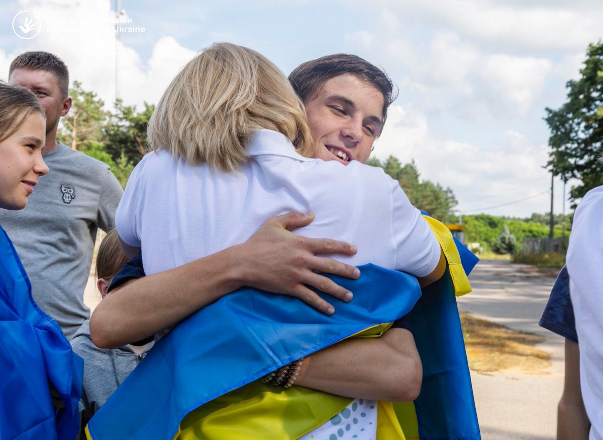 EuromaidanPress's tweet image. 11 Ukrainian children aged 10 to 17 returned from Russian-occupied territories and Russia.
One girl was reunited with her mother after years apart. 5 siblings taken to Russia during fighting have made it home.
Total kids returned since 2022 - 1453; 19546 kidnapped/deported