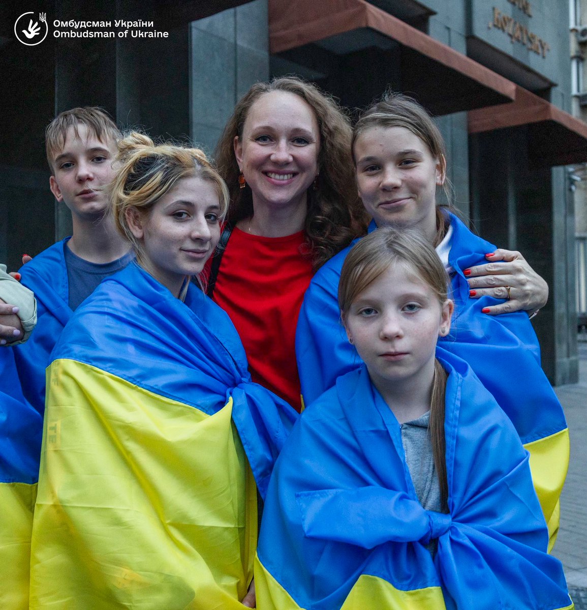 EuromaidanPress's tweet image. 11 Ukrainian children aged 10 to 17 returned from Russian-occupied territories and Russia.
One girl was reunited with her mother after years apart. 5 siblings taken to Russia during fighting have made it home.
Total kids returned since 2022 - 1453; 19546 kidnapped/deported