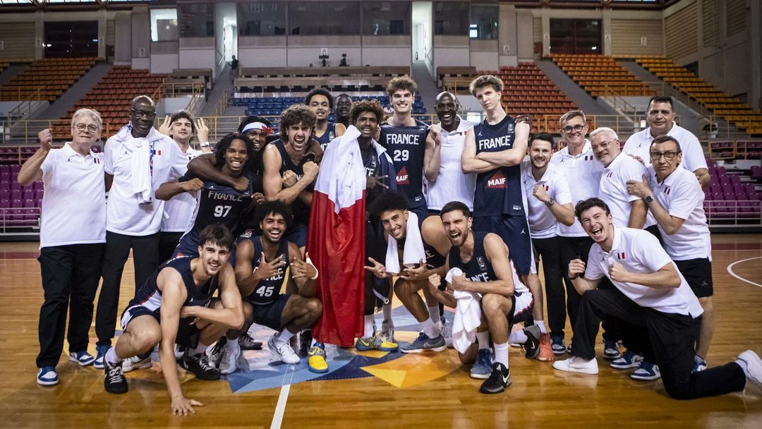 🇫🇷 Félicitations à Léandre Audouin, kiné de l’équipe professionnelle, ainsi qu’aux Bleuets pour leur parcours en Eurobasket U20, qui décrochent la médaille de bronze !