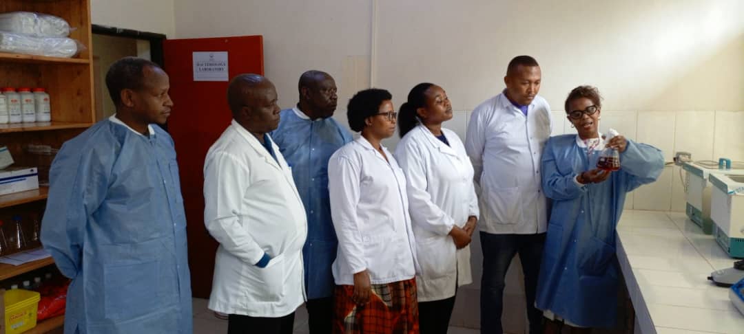 WHORwanda's tweet image. Big step in the fight against #AMR!
With funding from @EUinRW, @WHORwanda, in partnership with @RBCRwanda, established the 12thbacteriology lab at @HospitalGitwe.
This growing network is enhancing early detection, accelerating outbreak response & saving lives across Rwanda.