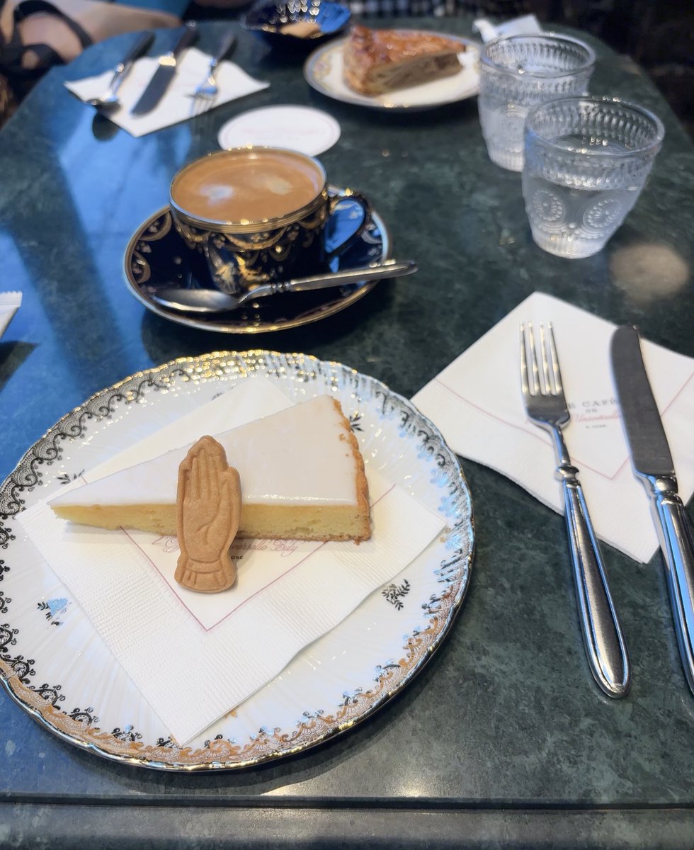 Lilium723's tweet image. 神戸のビュリーでCafe☕️
ミルラ・デリトレーのオイルを購入🤍ೀ