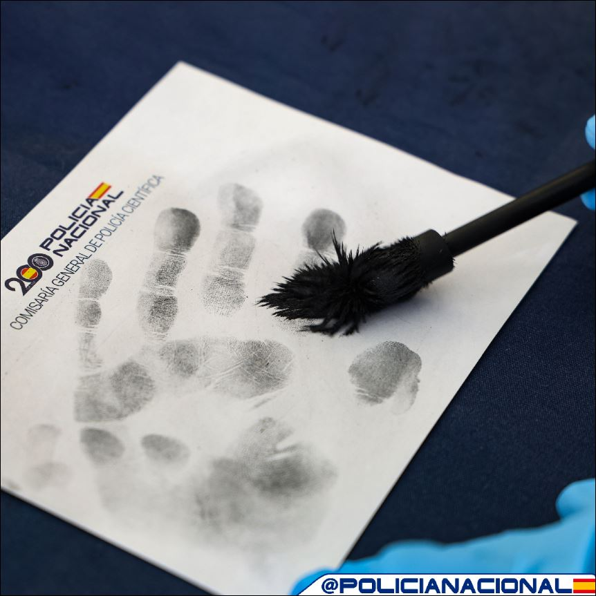 policia's tweet photo. 🔍Hoy es el Día Mundial de la #Dactiloscopia
🧪Esta ciencia estudia las huellas dactilares
👉Es una herramienta fundamental en la investigación criminal y forense
👮♀️👮Nos permite identificar a sospechosos e investigar escenas del crimen
#DiaMundialdelaDactiloscopia https://t.co/4kIsxNlVr0