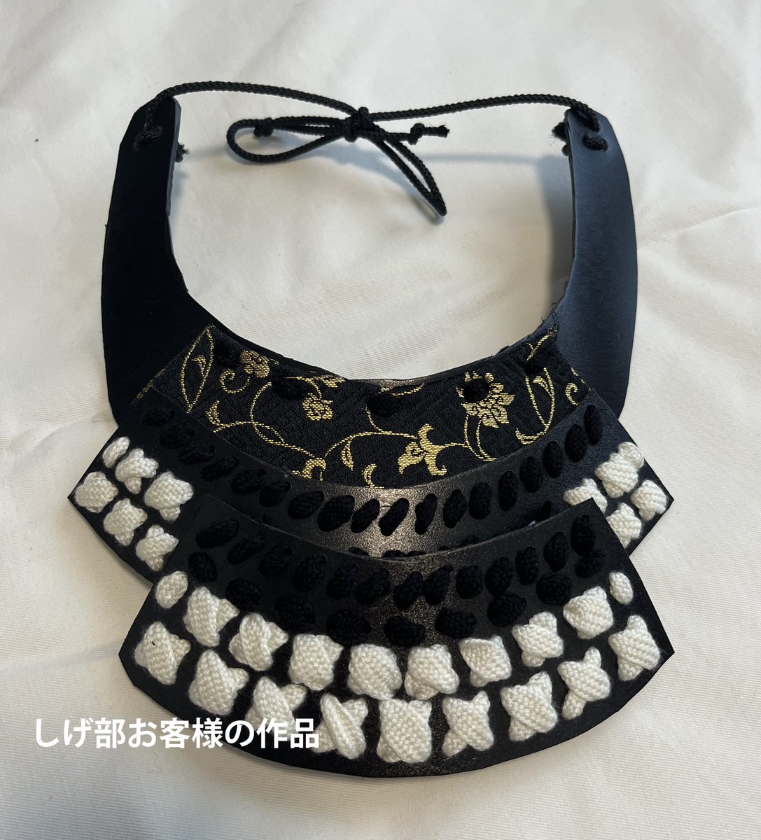 date_bu's tweet image. 甲冑教室で作った喉輪を紹介します！

こちらです！
生徒さんは小学生
まずは見事に喉輪を完成させました！！！

このあともフル甲冑を製作予定で、すでにすね当てもほぼ完成

目指すはドラマに登場した甲冑です
これは熱い夏休みになりそうですね✨✨✨