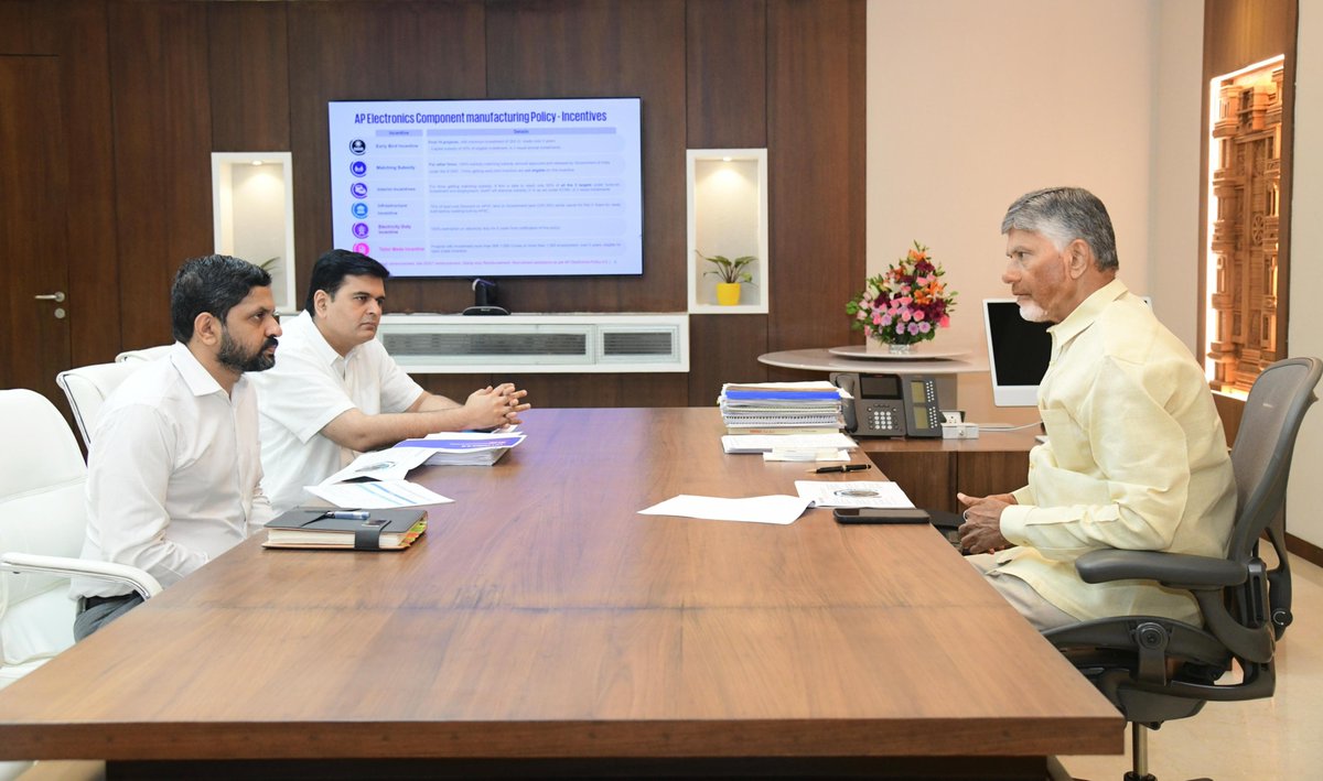 ఎలక్ట్రానిక్స్ కాంపోనెంట్ మాన్యుఫాక్చరింగ్ పాలసీ 4.0 పై గౌరవ ముఖ్యమంత్రి శ్రీ నారా చంద్రబాబు నాయుడు నేడు సచివాలయంలో ఉన్నత స్థాయి సమీక్ష నిర్వహించారు.
#AndhraPradesh