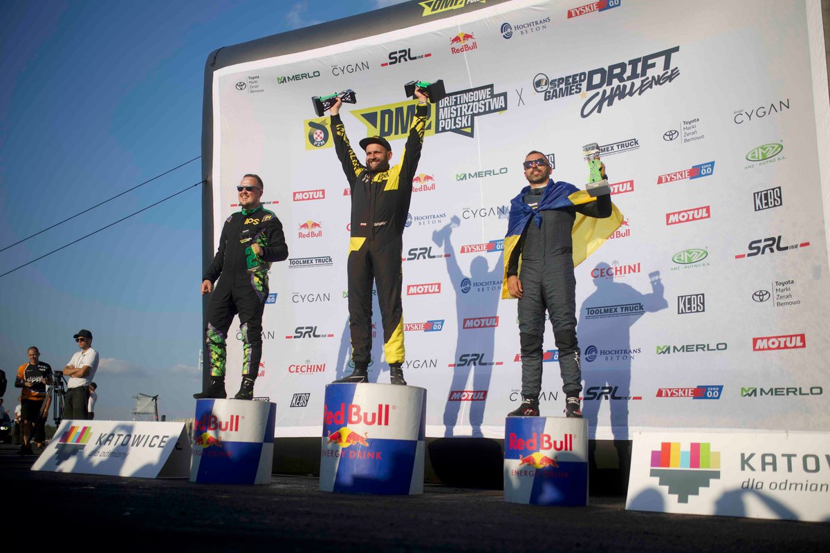 miasto_katowice's tweet image. Za nami druga runda Driftingowych Mistrzostw Polski na Lotnisku Muchowiec w Katowicach! 🔥
🚗 Łukasz Tasiemski triumfuje w klasie PRO
🚗 Patryk Detmer umacnia się na prowadzeniu w klasyfikacji SEMI PRO
Tłumy kibiców i niesamowita atmosfera na trybunach, a na torze niezwykle…