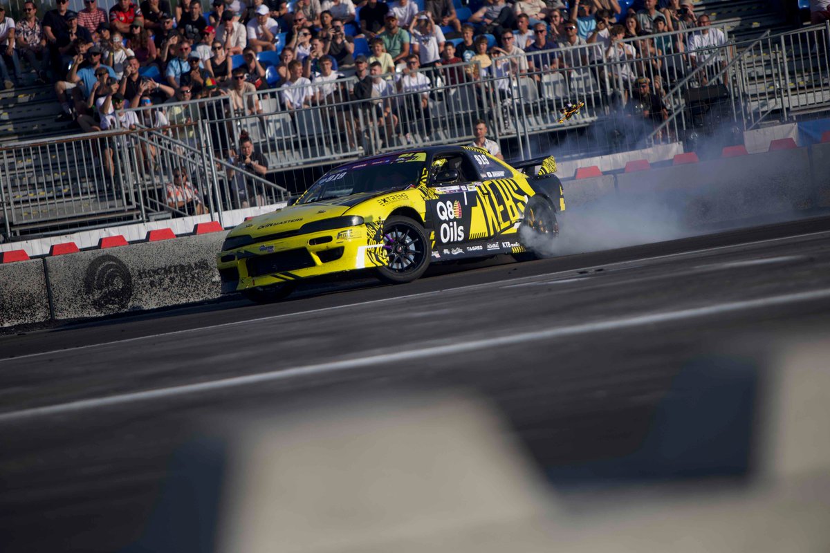 miasto_katowice's tweet image. Za nami druga runda Driftingowych Mistrzostw Polski na Lotnisku Muchowiec w Katowicach! 🔥
🚗 Łukasz Tasiemski triumfuje w klasie PRO
🚗 Patryk Detmer umacnia się na prowadzeniu w klasyfikacji SEMI PRO
Tłumy kibiców i niesamowita atmosfera na trybunach, a na torze niezwykle…