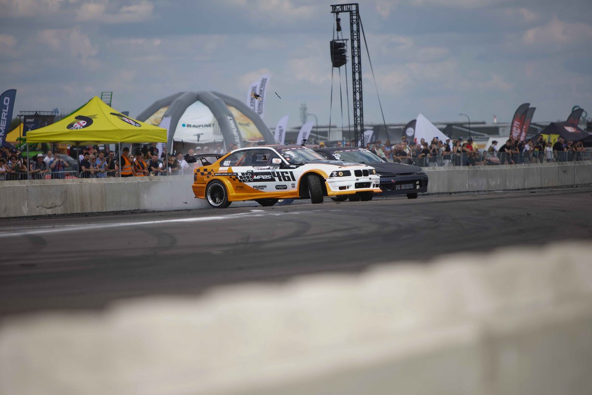 miasto_katowice's tweet image. Za nami druga runda Driftingowych Mistrzostw Polski na Lotnisku Muchowiec w Katowicach! 🔥
🚗 Łukasz Tasiemski triumfuje w klasie PRO
🚗 Patryk Detmer umacnia się na prowadzeniu w klasyfikacji SEMI PRO
Tłumy kibiców i niesamowita atmosfera na trybunach, a na torze niezwykle…