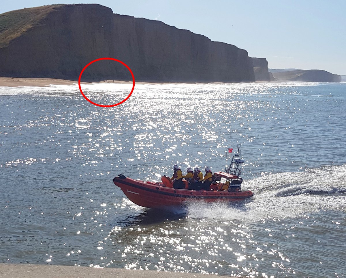 An incident under East Cliff early this morning has brought out the emergency services, including Lyme Regis Lifeboat and Air Ambulance. Hope all concerned are okay. #WestBay