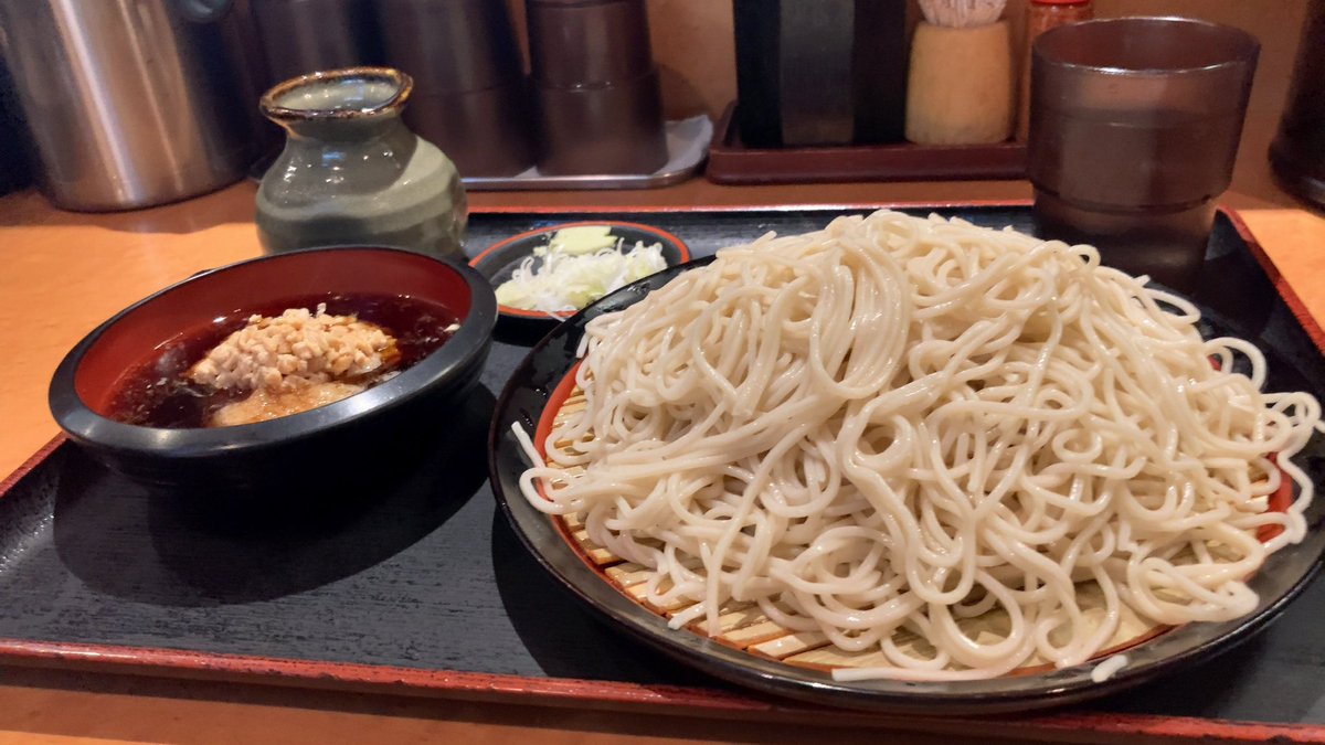 危うく今日もカレー屋に引き込まれそうになったけど蕎麦で堪えた。
蕎麦も十二分に好きなのだけど、こうも暑いと変な刺激が欲しくなったりする。