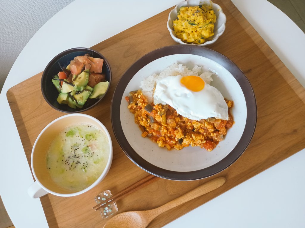 YYou719's tweet image. 今夜のごはんできたよ🌙🍴✧︎
・カレールー不使用
トマト缶×カレー粉×スパイスで作った
キーマカレー🍅🍛
・かぼちゃサラダ
・アボカド&トマトの塩昆布あえ
・キャベツとベーコンの
ミルクスープ
今日もおいしく整いました
手間ひまかけた分
味わい深くて大満足⟡.·*
#夜ごはん
#おうちごはん