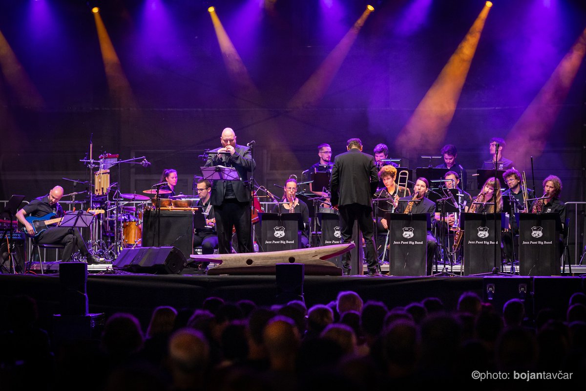 Boštjan Gombač, s katerim smo z Jazz Punt Big Bandom na koncertu obeležili 30. obletnico najdbe neandrtalske piščali, je nominiran za ime tedna na Valu 202!

Glasuj - VAL2 na 1919 ali na povezavi:
val202.rtvslo.si/clanek/glasujt…