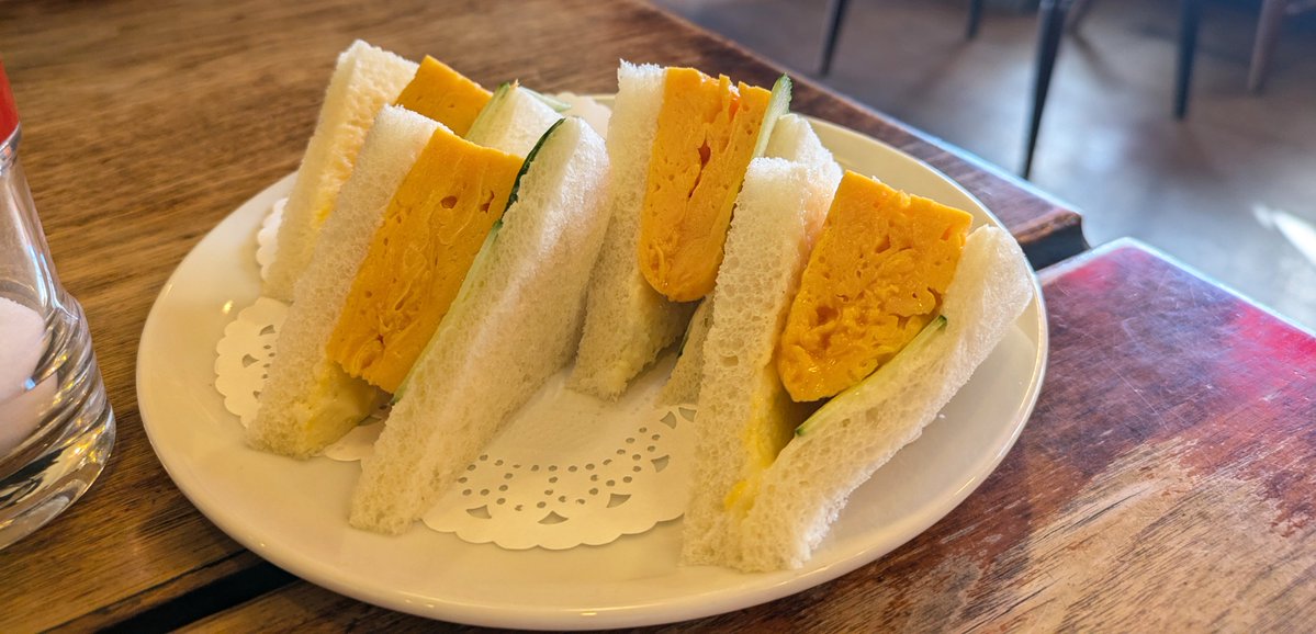 京都の『喫茶チロル』
柔らかな光がさし込む美しい空間で、ふわふわ卵料理を頂きました！まるで天国のよう。

昨年冬の京都旅について、この真夏に投稿しました。

▼記事はこちら
【京都】名店のオンパレードで延泊しまくり一週間も滞在してしまった旅
hocori.net/?p=476

#京都 #喫茶店 #旅