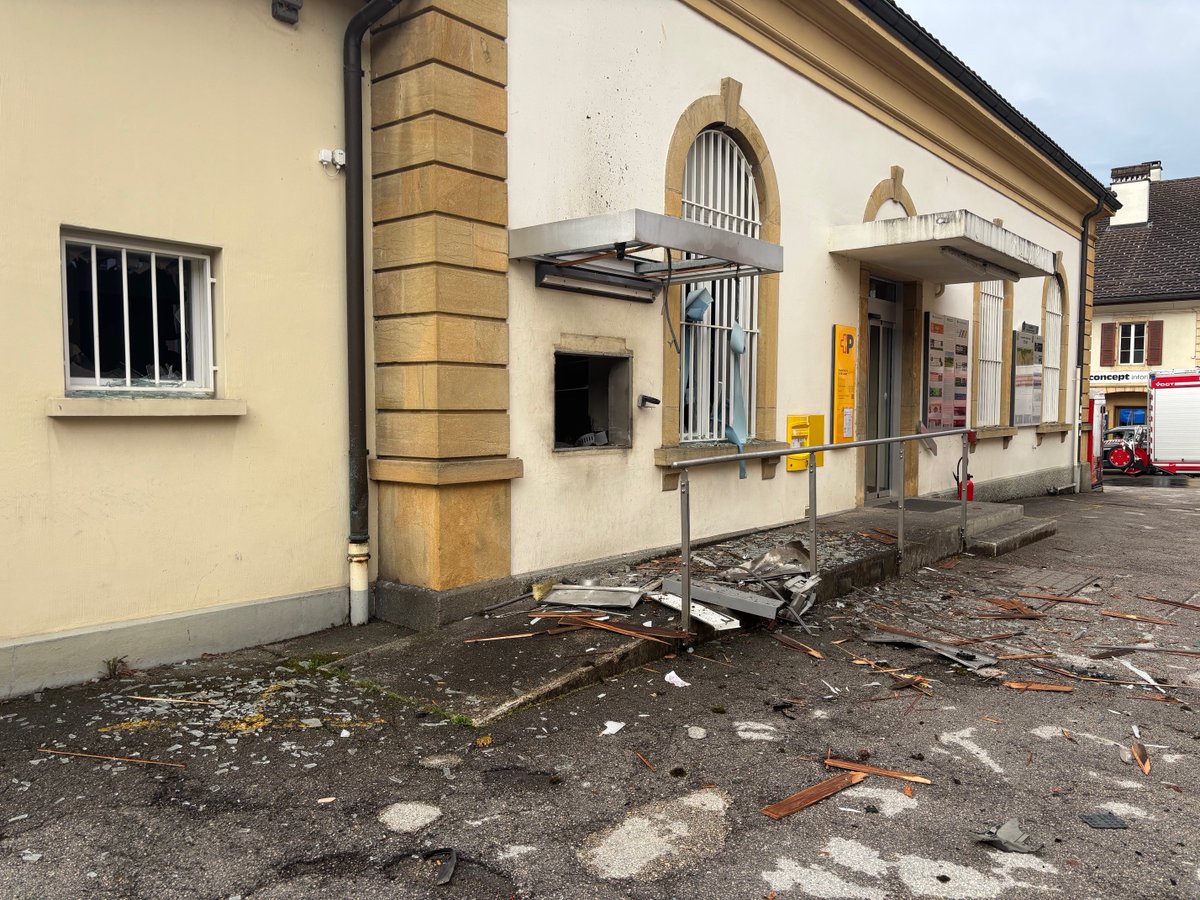 polneuch's tweet image. 🚨 Attaque à l’explosif contre un bancomat à Couvet cette nuit. Pas de blessé mais d’importants dégâts. Les auteurs, au moins 5 individus, ont pris la fuite vers la France. Enquête confiée au MPC avec le soutien de fedpol. #Neuchâtel #Sécurité #Explosif