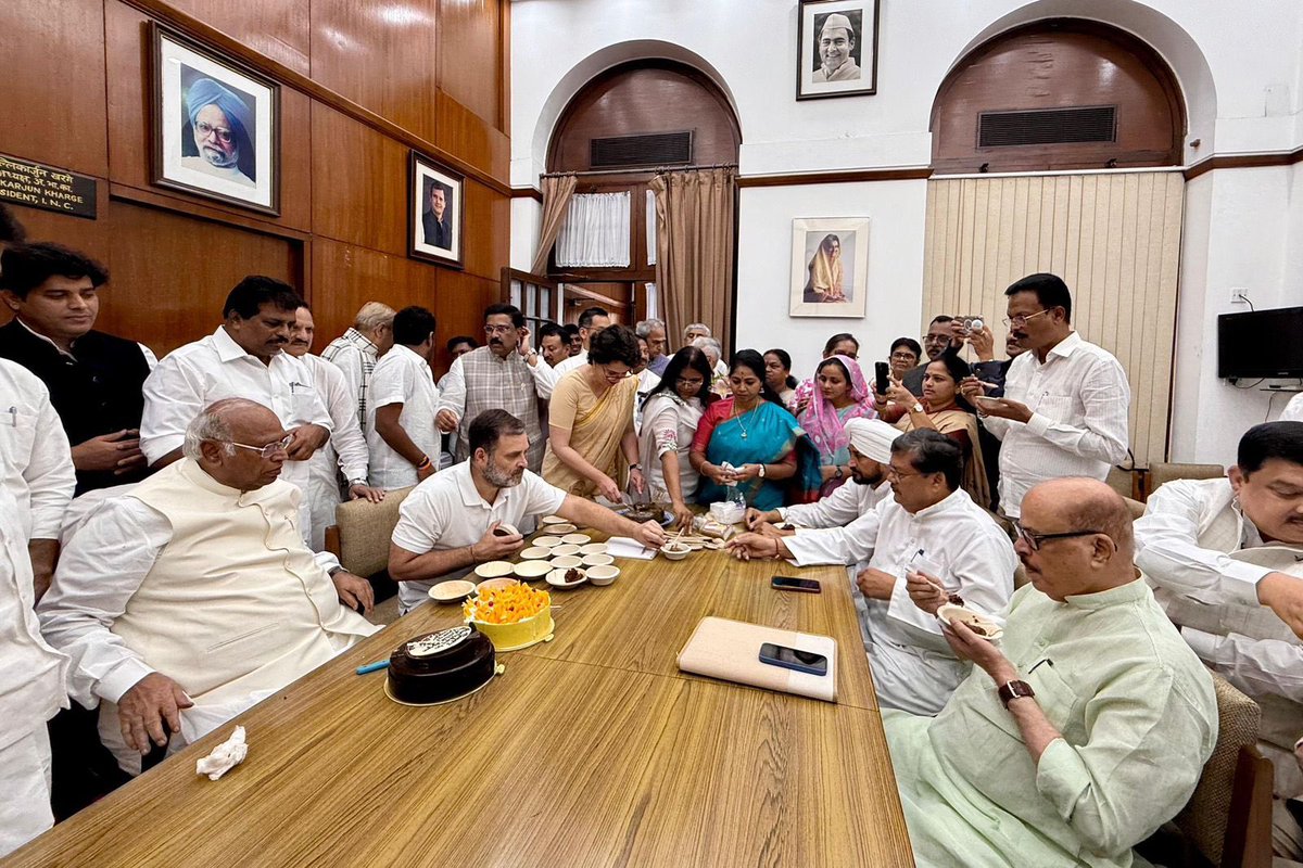 pranav jha (@pranavinc) on Twitter photo कांग्रेस अध्यक्ष श्री मल्लिकार्जुन <a href="/kharge/">Mallikarjun Kharge</a> जी को जन्मदिन की हार्दिक शुभकामनाएं! 🎉
इस विशेष अवसर पर नेता प्रतिपक्ष श्री <a href="/RahulGandhi/">Rahul Gandhi</a> ने कांग्रेस के वरिष्ठ नेताओं के साथ मिलकर उन्हें शुभकामनाएं दीं।
यह बेहद आत्मीयता और सम्मान का क्षण था — एक ऐसे जीवन का उत्सव, जो सतत संघर्ष एवं कांग्रेस अध्यक्ष श्री मल्लिकार्जुन <a href="/kharge/">Mallikarjun Kharge</a> जी को जन्मदिन की हार्दिक शुभकामनाएं! 🎉
इस विशेष अवसर पर नेता प्रतिपक्ष श्री <a href="/RahulGandhi/">Rahul Gandhi</a> ने कांग्रेस के वरिष्ठ नेताओं के साथ मिलकर उन्हें शुभकामनाएं दीं।
यह बेहद आत्मीयता और सम्मान का क्षण था — एक ऐसे जीवन का उत्सव, जो सतत संघर्ष एवं