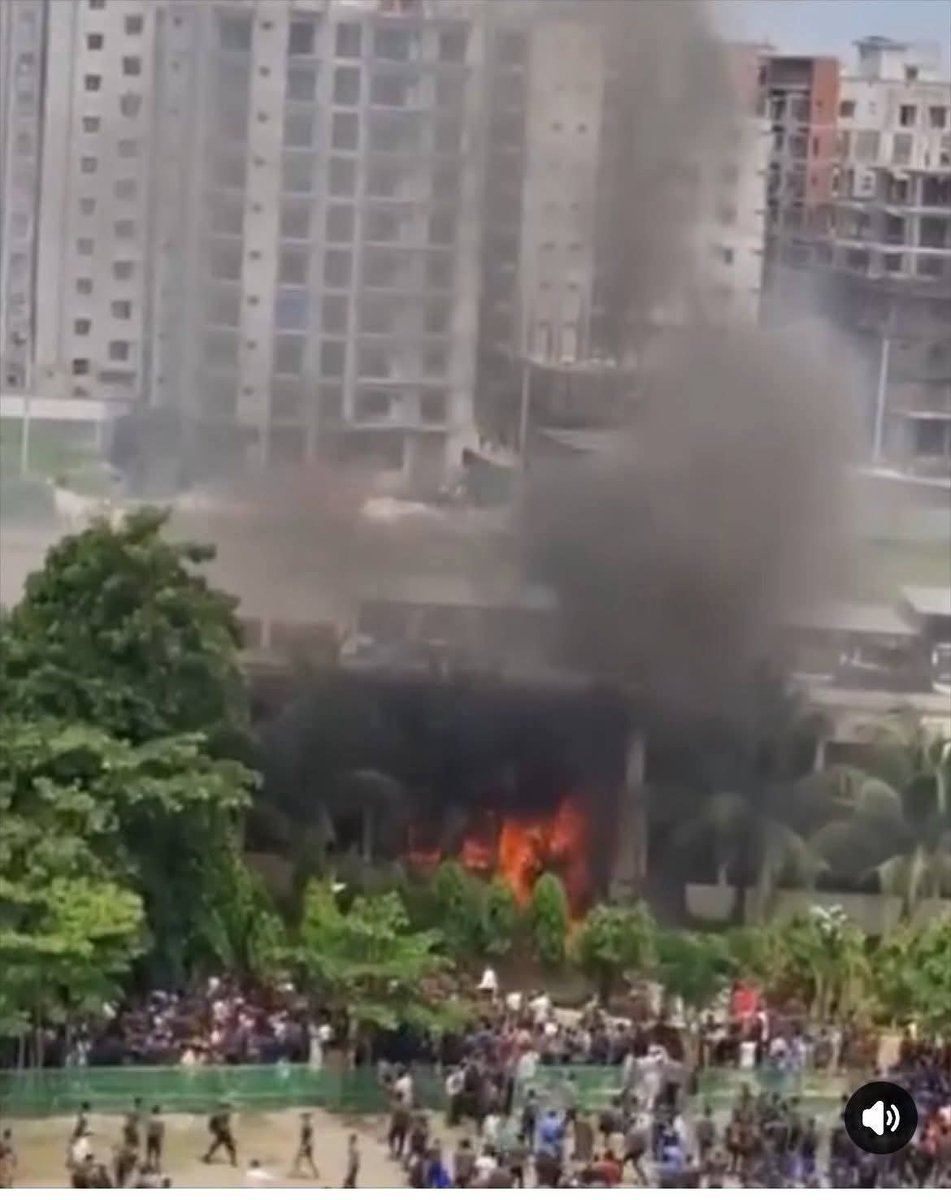 skeptigal17's tweet image. Plane crash in Milestone school,Dhaka,Bangladesh. Many students, gurdians and teachers are injured. Prayers requested.