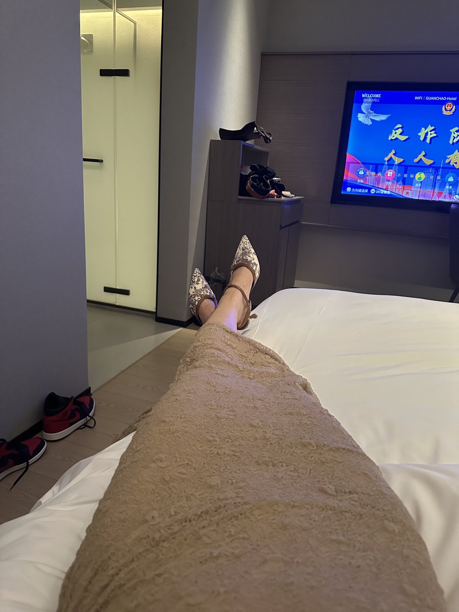今天穿了肉色的后妈裙，国风小高跟！小哥哥让我穿上肉色开档丝袜，就蹭两下就🐍了！剧情可聊哦！
咨询可以加Q：3505629919！备注推！我会耐心解答！
@MaecMax｜ @GnewHome  
@WaecMax｜ @SnewHome 
@DaecMax ｜ @QnewHome 
@GaecMax ｜ @DnewHome
#人妻 #反差人妻 #沈阳 #沈阳线下
感谢转发🙏 https://t.co/BvvqnWaggS