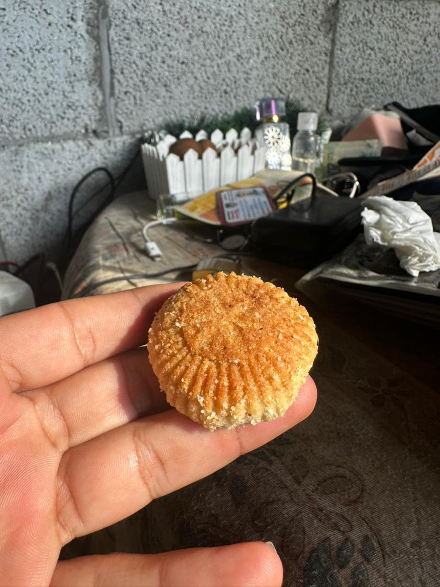 dn_osama_rabee's tweet image. During work yesterday, I got dizzy from hunger and bought this biscuit for $2.5. We are suffering, I am suffering, my family is suffering. I am responsible for 11 people and need to provide enough for them to have a few bites a day.
Please support me in providing to my family:…