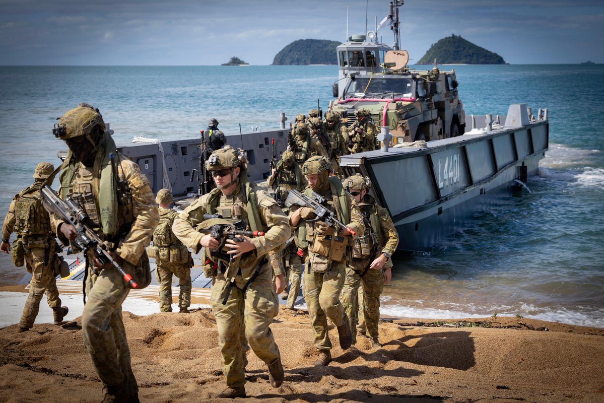 DefenceAust's tweet image. Soldiers from Australia 🇦🇺, South Korea 🇰🇷, New Zealand 🇳🇿 & Japan 🇯🇵 hit the sand at 📍 Cowley Beach for a non-tactical amphibious landing rehearsal. 🌊
This ‘crawl’ sets the stage before the multinational force conducts a series of Amphibious operations in Bowen and…