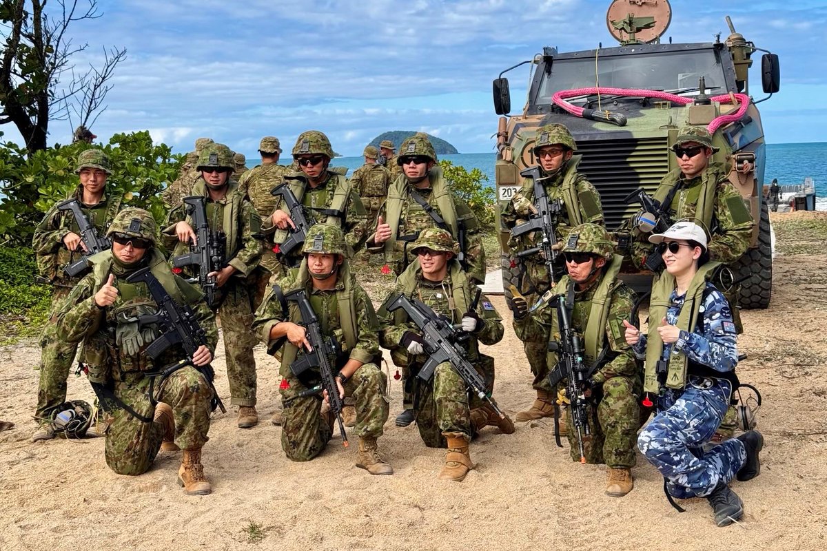 DefenceAust's tweet image. Soldiers from Australia 🇦🇺, South Korea 🇰🇷, New Zealand 🇳🇿 & Japan 🇯🇵 hit the sand at 📍 Cowley Beach for a non-tactical amphibious landing rehearsal. 🌊
This ‘crawl’ sets the stage before the multinational force conducts a series of Amphibious operations in Bowen and…