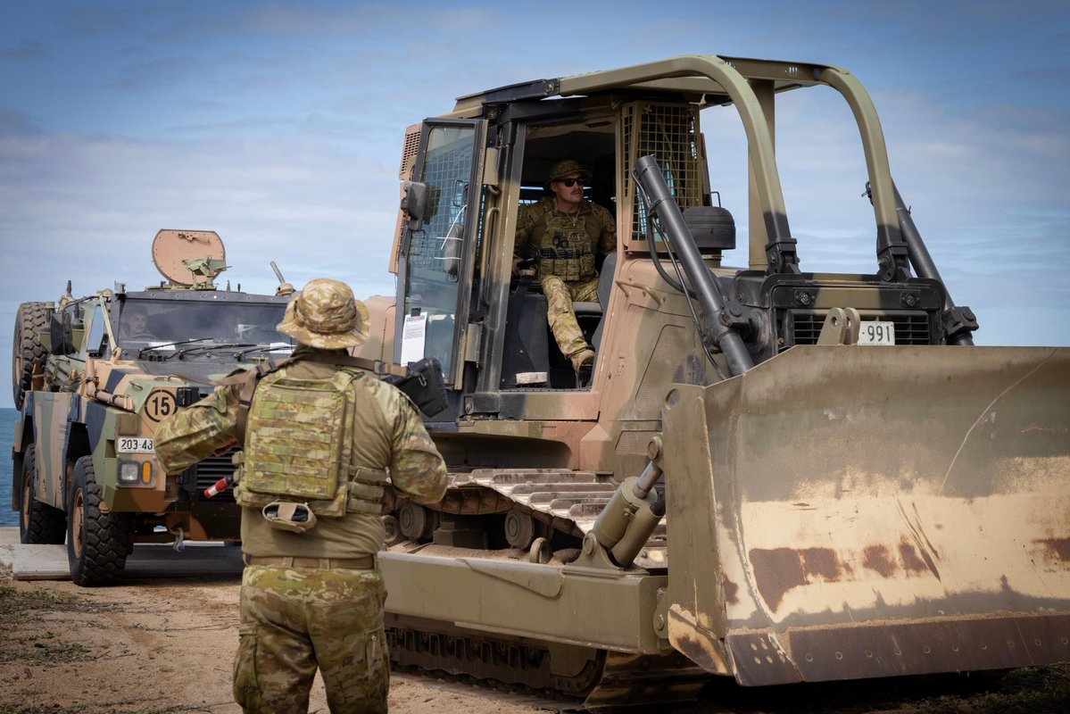 DefenceAust's tweet image. Soldiers from Australia 🇦🇺, South Korea 🇰🇷, New Zealand 🇳🇿 & Japan 🇯🇵 hit the sand at 📍 Cowley Beach for a non-tactical amphibious landing rehearsal. 🌊
This ‘crawl’ sets the stage before the multinational force conducts a series of Amphibious operations in Bowen and…