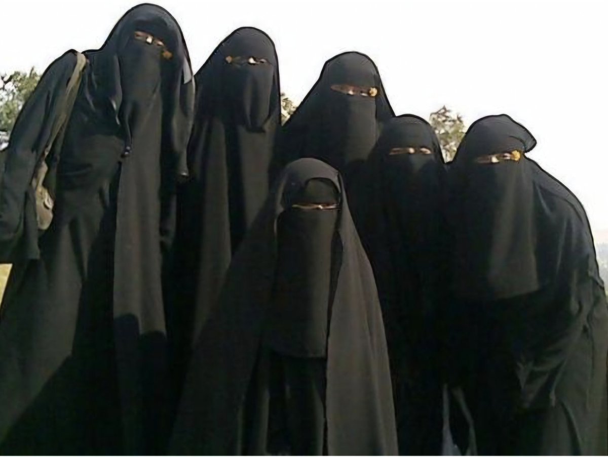 beanstaak's tweet image. Foto 1 : Mag niet meer, want daar worden de kindjes bang van.
Foto 2 : Laat maar los lopen, de kinderen wennen er vanzelf wel een keer aan.
#PVV76