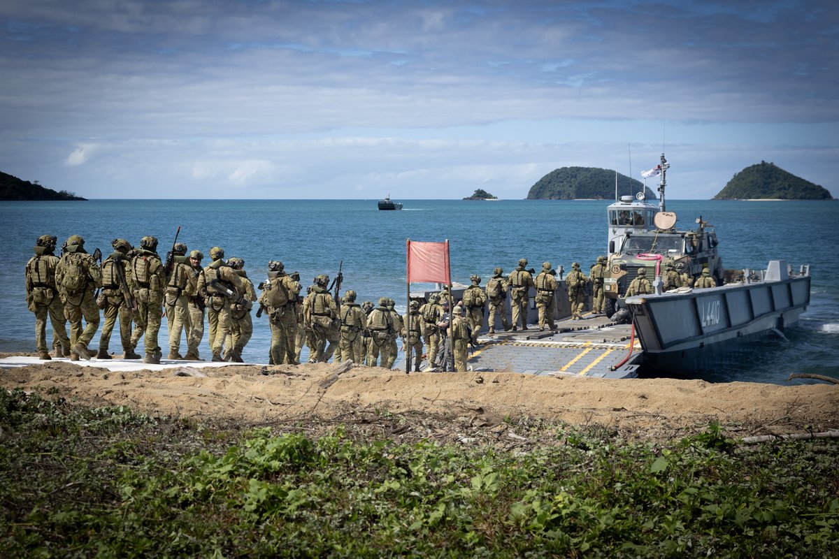 DefenceAust's tweet image. Soldiers from Australia 🇦🇺, South Korea 🇰🇷, New Zealand 🇳🇿 & Japan 🇯🇵 hit the sand at 📍 Cowley Beach for a non-tactical amphibious landing rehearsal. 🌊
This ‘crawl’ sets the stage before the multinational force conducts a series of Amphibious operations in Bowen and…
