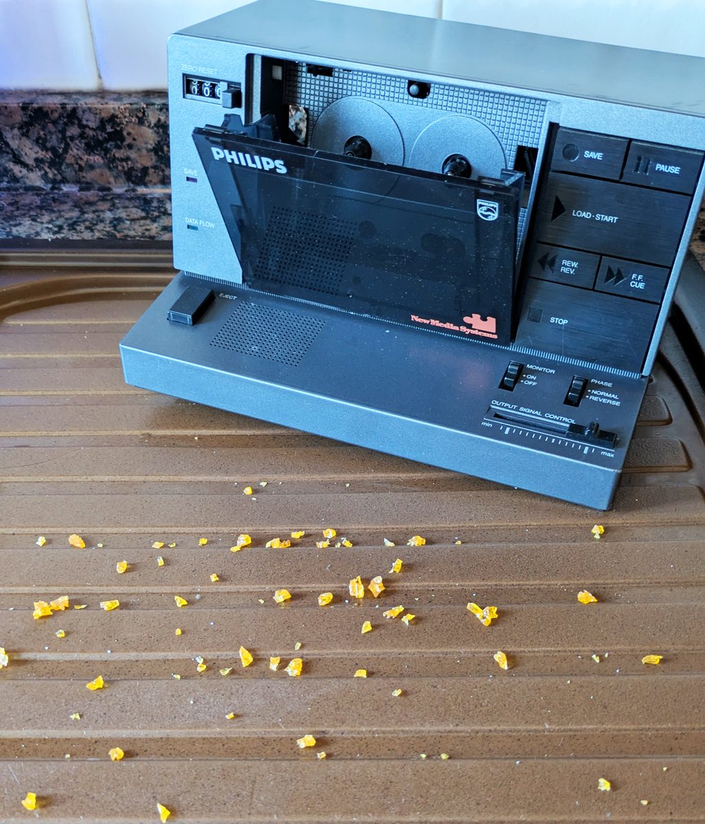 bitsofbas's tweet image. The inevitable happened; My Philips NMS1515 #MSX datarecorder suffered the disintegrating-cogwheel disease. Anyone know of a replacement wheel? Are they difficult to install? The inside looks complex as a cuckoo clock! 😱