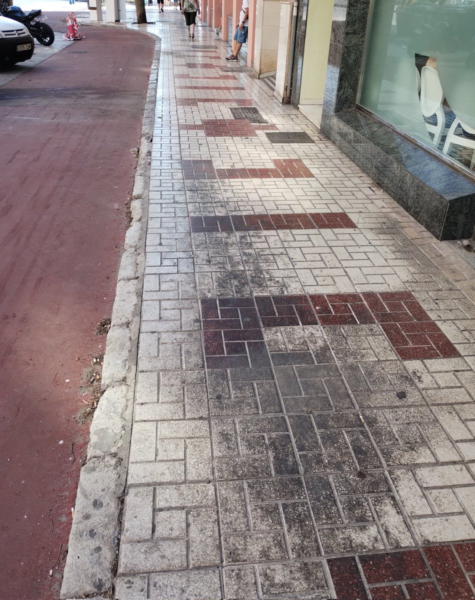 #Porrasyonomiento Aquí tenemos otra muestra del <a href="/CtradeCadizMLG/">Distrito 7 Carretera de Cádiz</a> 
En Héroe de Sostoa, llegando al cruce con Abogado Federico Orellana Toledano, tenemos una muestra.