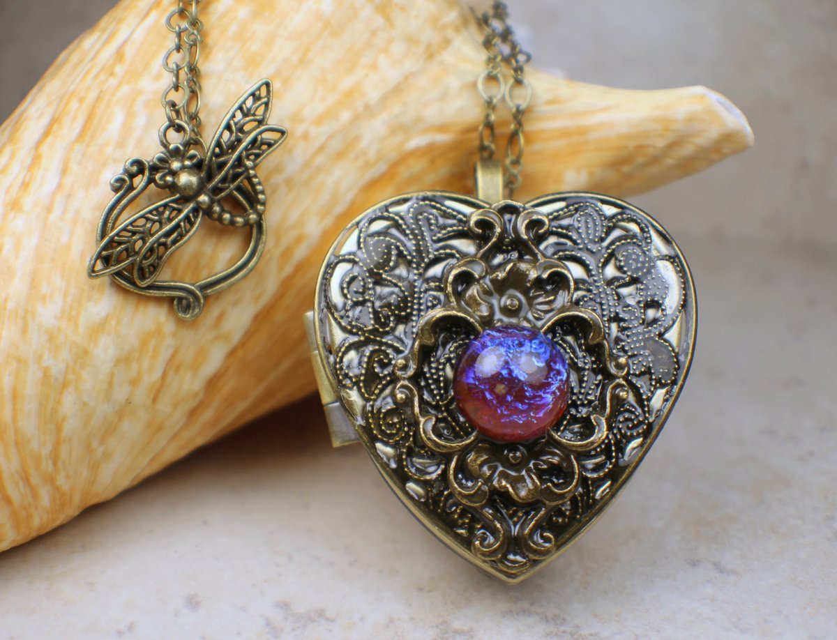 charsfavorite's tweet image. Discover the enchanting Dragons Breath Floral Music Box Locket in Bronze for just $100. A timeless treasure to keep your memories alive. Elevate your collection today! #JewelryDesign #MusicBoxMagic
Shop Now charsfavoritethings.com/products/1drag…