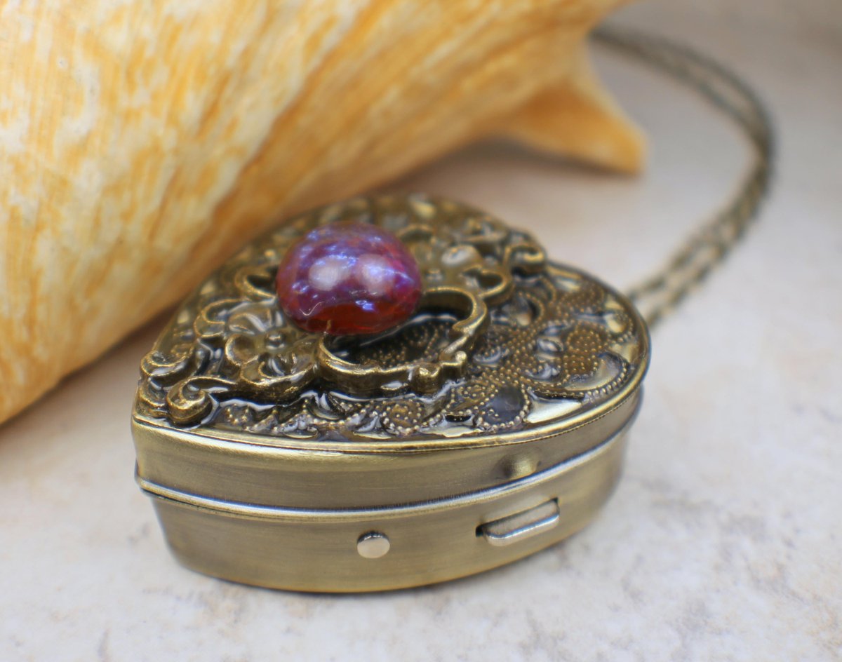 charsfavorite's tweet image. Discover the enchanting Dragons Breath Floral Music Box Locket in Bronze for just $100. A timeless treasure to keep your memories alive. Elevate your collection today! #JewelryDesign #MusicBoxMagic
Shop Now charsfavoritethings.com/products/1drag…