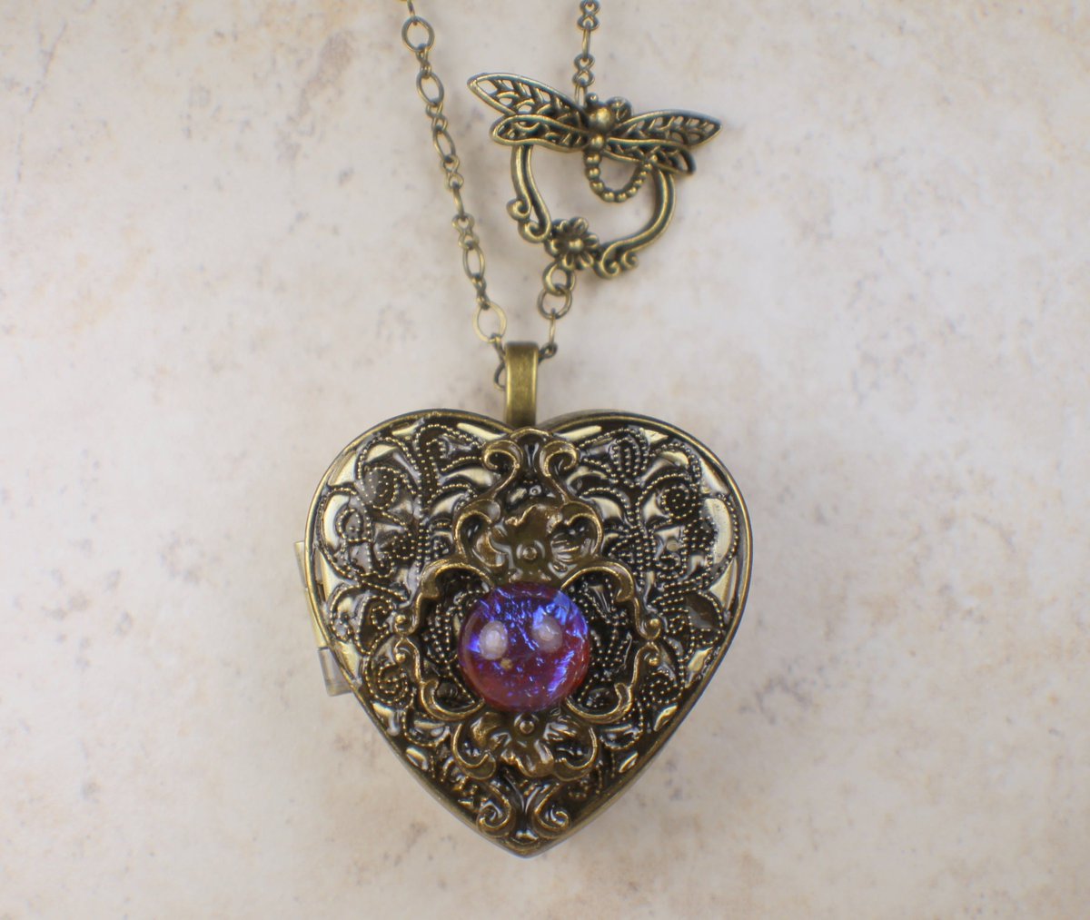 charsfavorite's tweet image. Discover the enchanting Dragons Breath Floral Music Box Locket in Bronze for just $100. A timeless treasure to keep your memories alive. Elevate your collection today! #JewelryDesign #MusicBoxMagic
Shop Now charsfavoritethings.com/products/1drag…
