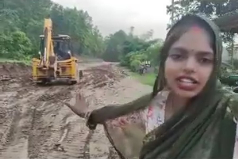 i_deepakumar's tweet image. आज की सबसे बड़ी ताकत है– आवाज़ उठाना।
मध्यप्रदेश की लीला साहू ने सड़क की माँग की, सोशल मीडिया ने साथ दिया।
आज उनके गांव में सड़क बनाने का काम शुरू हो चुका है।
ये जीत हर उस इंसान की है जो चुप नहीं रहा।
#VoiceMatters #SocialPower #leelasahu