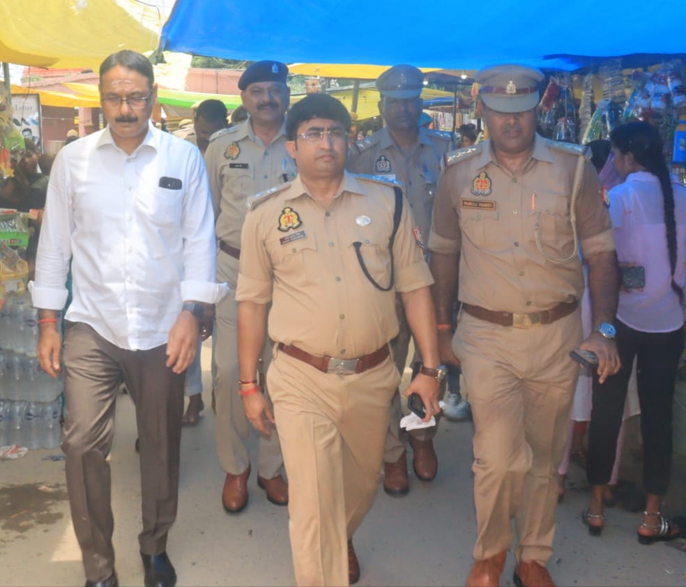 DistrictSant's tweet image. जिलाधिकारी एवं पुलिस अधीक्षक द्वारा सयुंक्त रुप श्रावण मास/कांवड़ यात्रा के दृष्टिगत तामेश्वरनाथ धाम पहुंचकर साफ-सफाई, वेरीकेटिंग एवं श्रद्धालुओं की सुविधाओं सहित अन्य संबंधित व्यवस्थाओं का निरीक्षण किया गया।